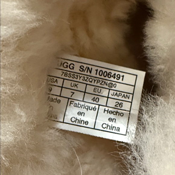 UGG Classic Beige Boots with Shearling - Picture 4 of 4